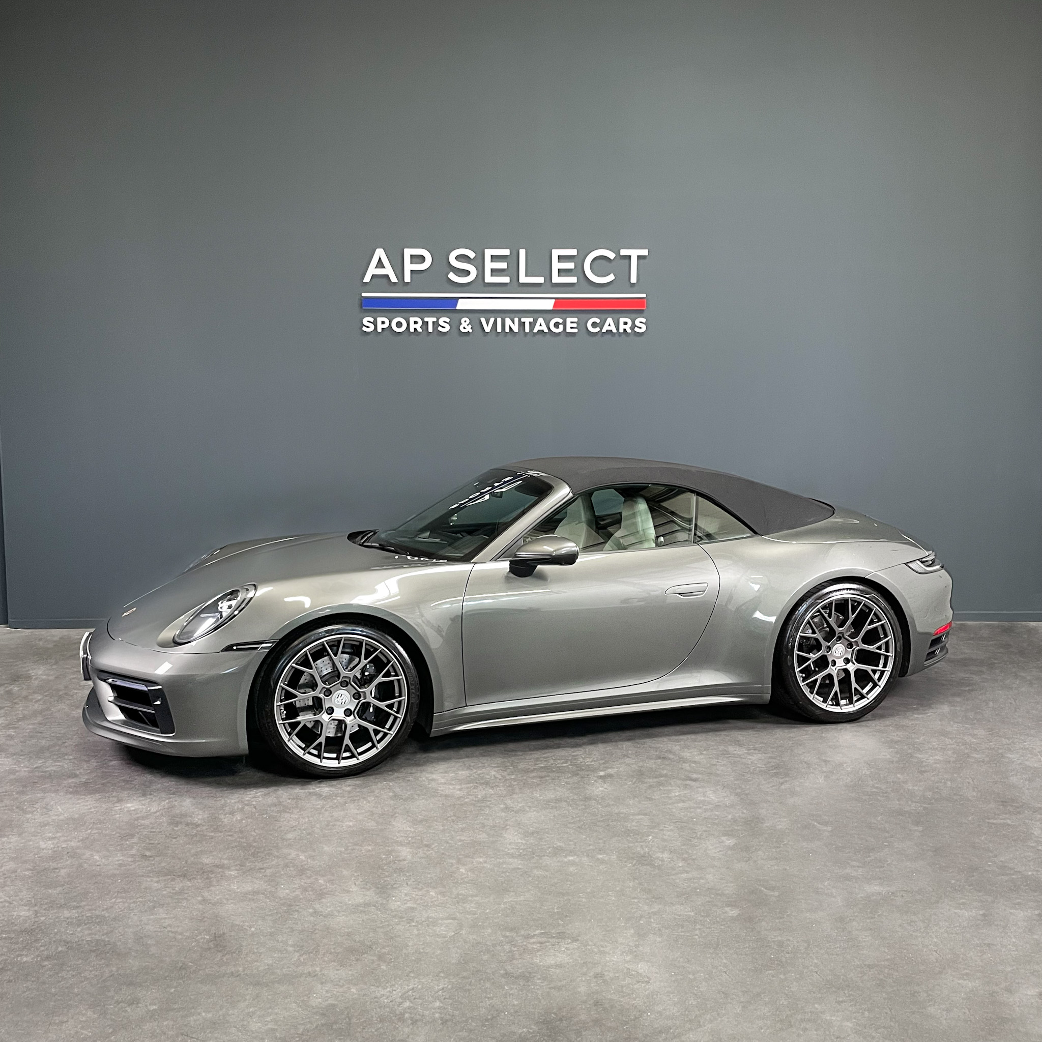 Photographie d'une Porsche 992 Carrera 4S Cabriolet vue de trois quarts face dans les locaux d'AP SELECT